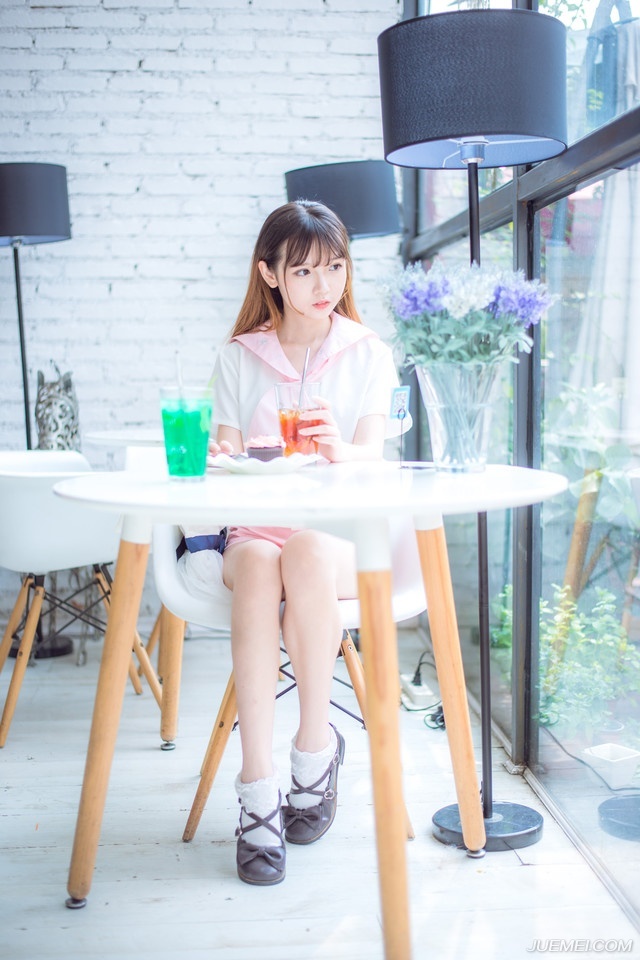 “夫君当以国事为重，妾身怎敢相怪？夫君且先休息，妾身先告退了。”美妇微笑着摇头道。